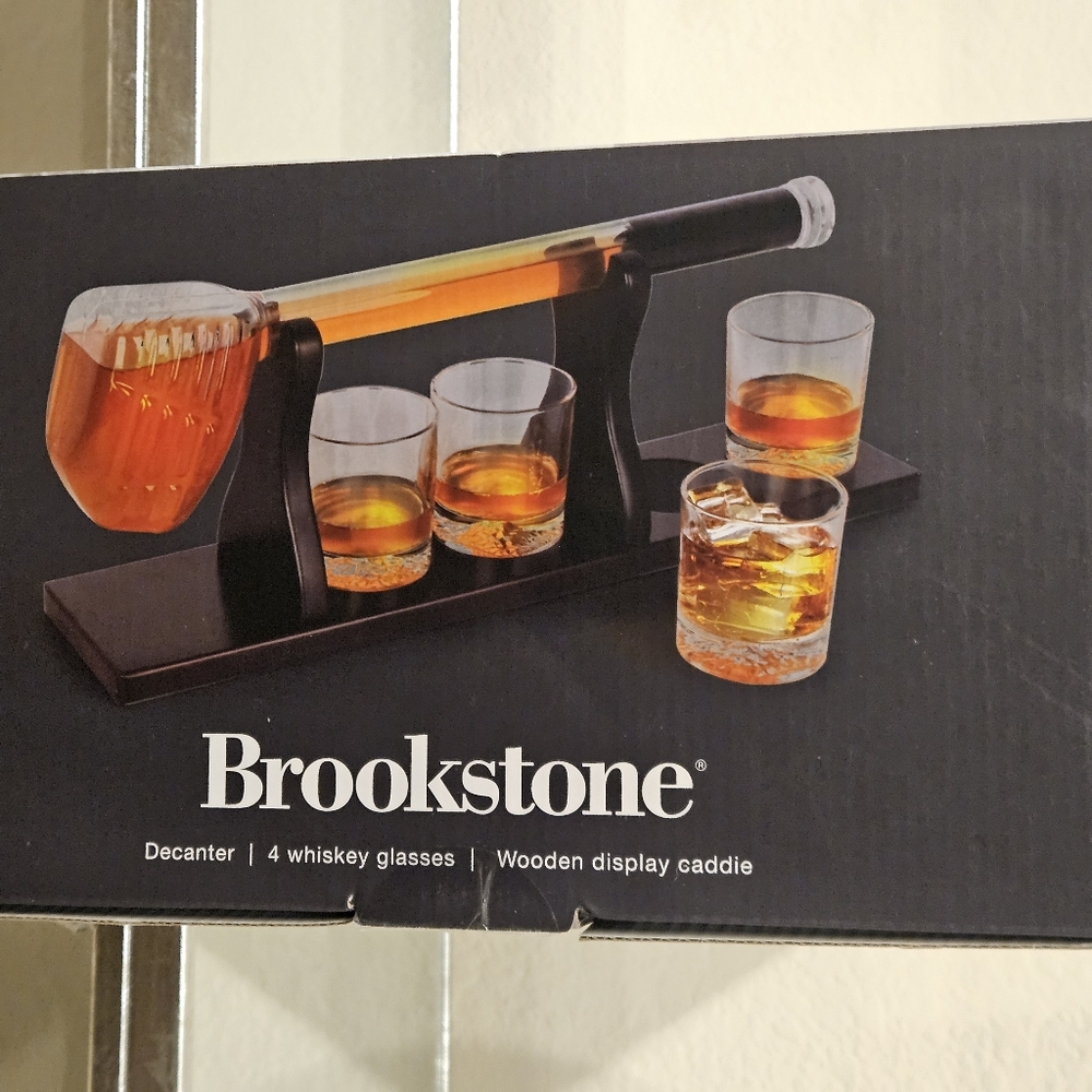 Golf Whiskey Decanter and 4 Liquor Glasses Decanter and Glass Set
